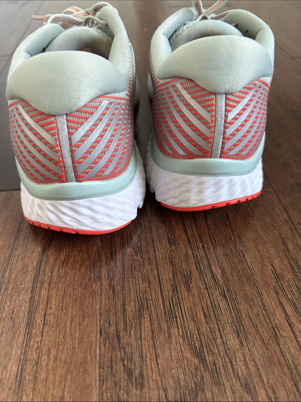 Saucony Guide 13 size 10 women Light Blue Running Sneakers with Coral Highlights - Picture 2 of 6